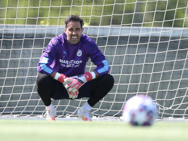 Medio español aseguró que inminente llegada de Claudio Bravo al Real Betis provocaría un «efecto dominó»