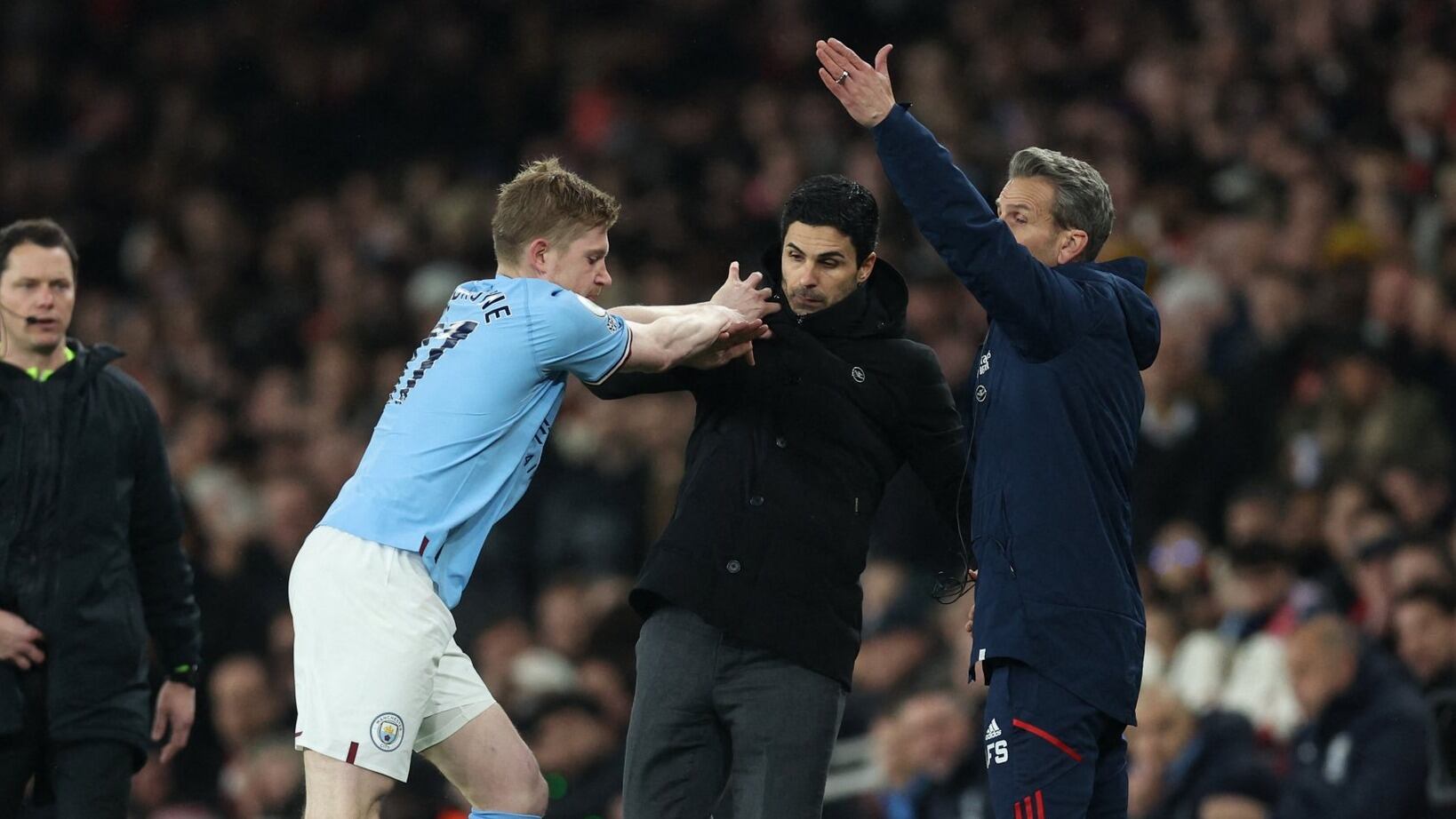 Con empujón incluido: Kevin De Bruyne protagoniza tenso cruce con el DT del Arsenal en pleno partido 