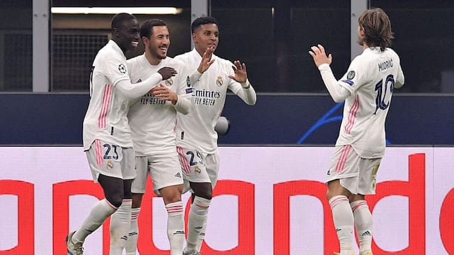 MILAN, ITALY - NOVEMBER 25: (L-R) Ferland Mendy of Real Madrid, Eden Hazard of Real Madrid, Rodrygo of Real Madrid, Luka Modric of Real Madrid Celebrating 0-2 during the UEFA Champions League match between Internazionale v Real Madrid at the San Siro on November 25, 2020 in Milan Italy (Photo by Mattia Ozbot/Soccrates/Getty Images)