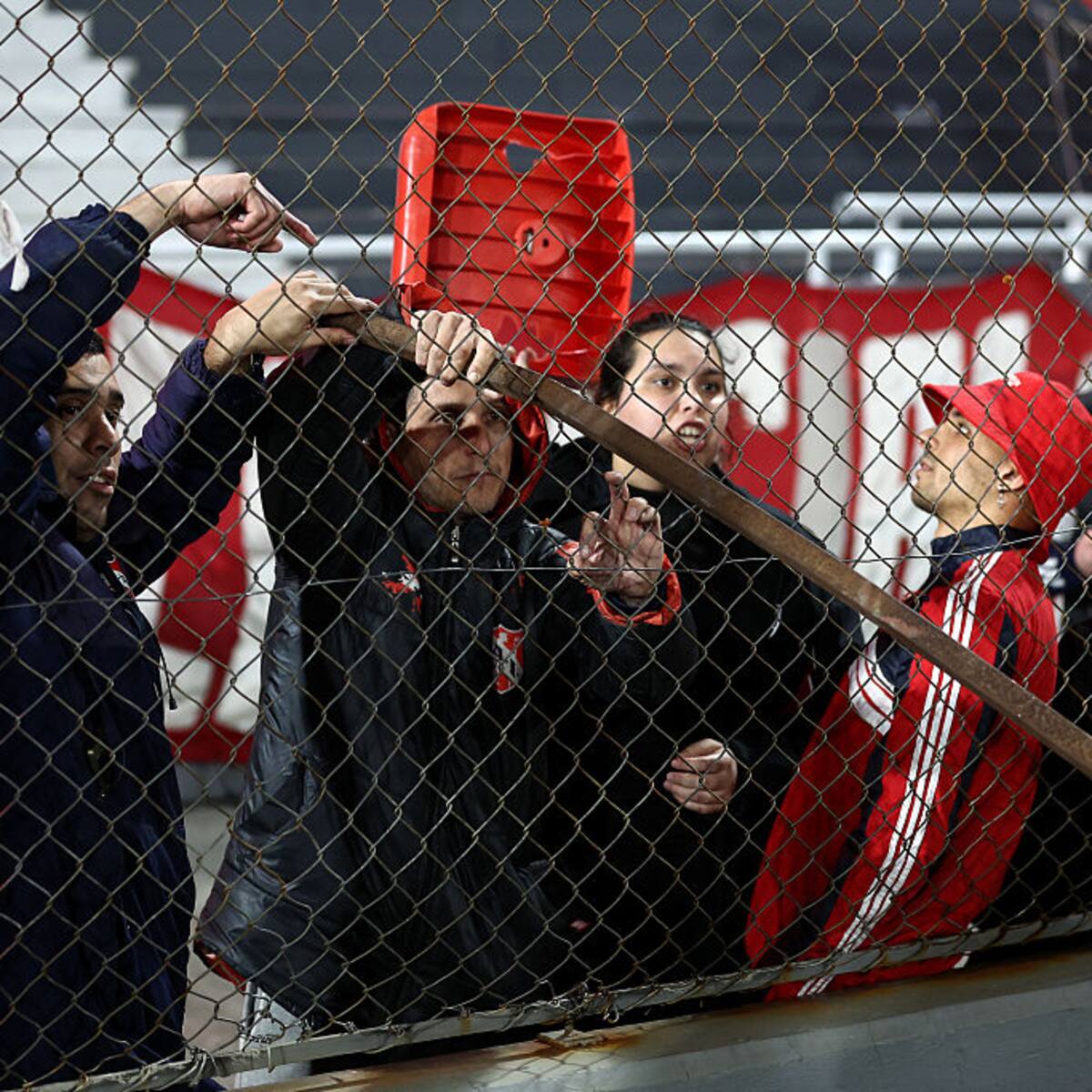 Vivió en vivo el horror: Cata Vallejos estuvo en el estadio en medio de los graves incidentes en el partido de la U e Independiente