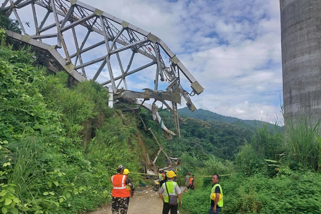 Rescatistas trabajan en el puente derrumbado en el estado Mizoram en India