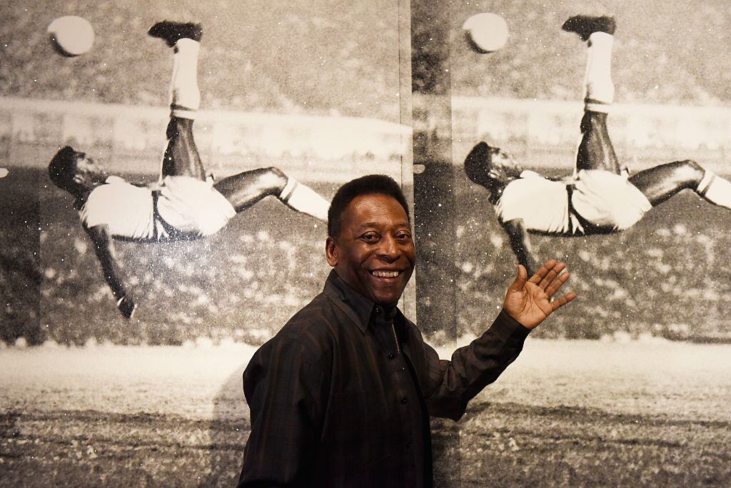 Pelé posa ante su imagen ensayando una chilena en una exposición en Londres en 2016