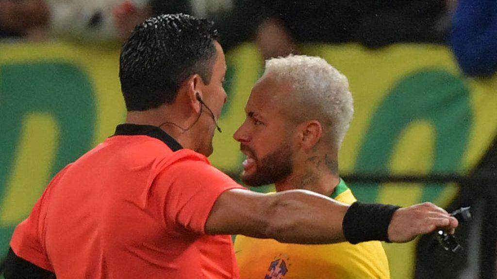 El polémico cruce entre Neymar y Roberto Tobar en Sao Paulo