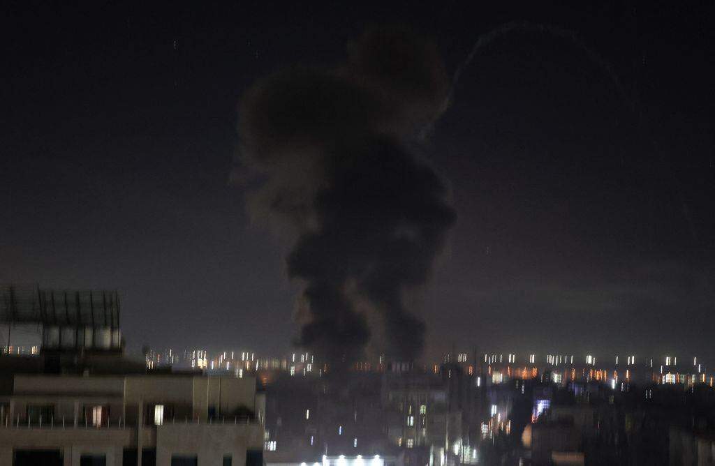 Explosiones en edificios de la ciudad de Gaza