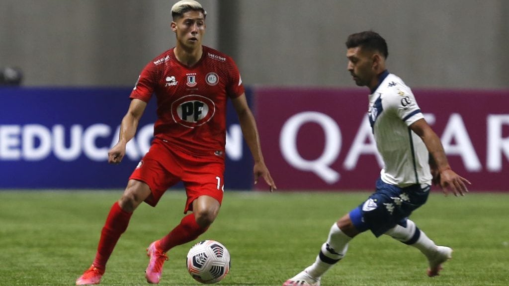 04 DE MAYO DE 2021/LA CALERASimon Ramirez (i) en dipsuta del balon, durante el partido valido por la Copa Conmebol Libertadores 2021, entre Union La Calera y Velez Sarsfield, disputado en el Estadio Nicolas Chahuan Nazar de La Calera.
FOTO: STAFF IMAGES/CONMEBOL via AGENCIAUNO