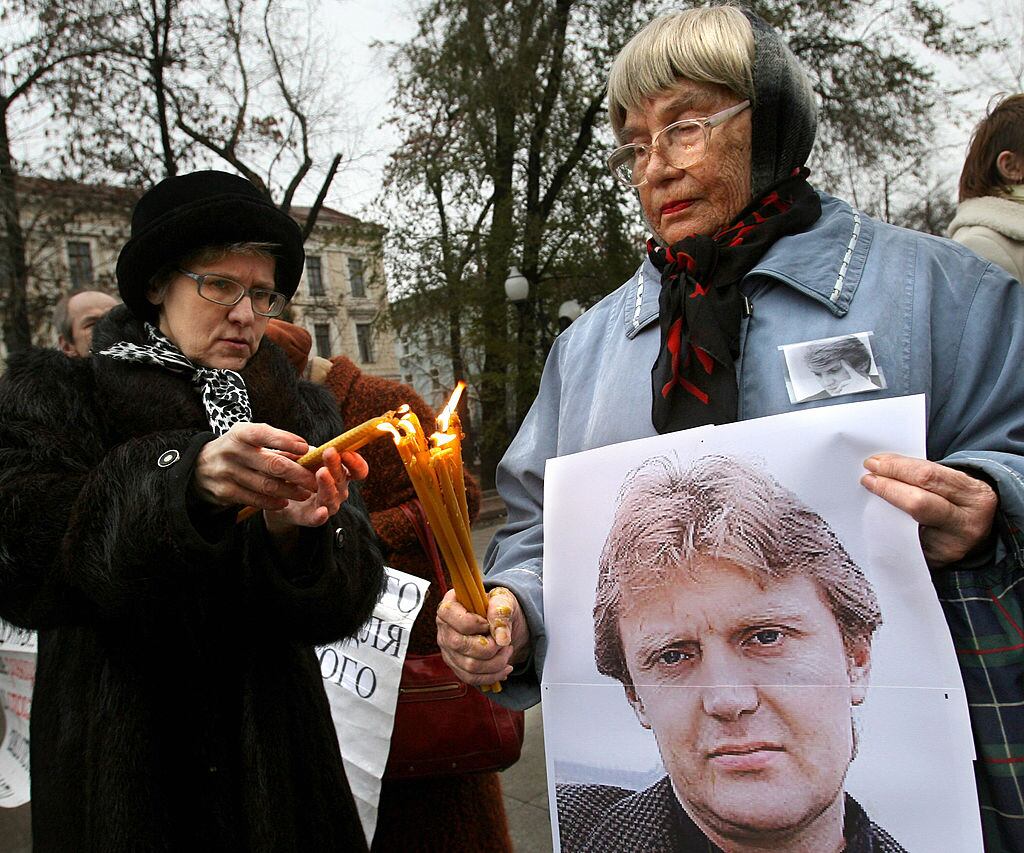Mujeres encienden velas en honor al fallecido Litvinenko en Moscú