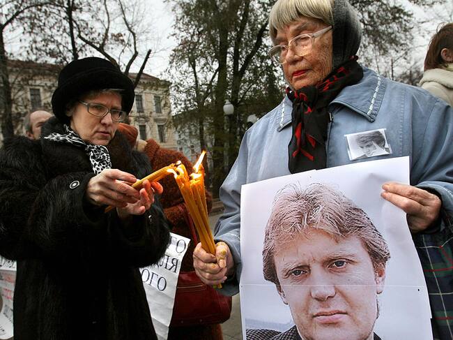 Mujeres encienden velas en honor al fallecido Litvinenko en Moscú