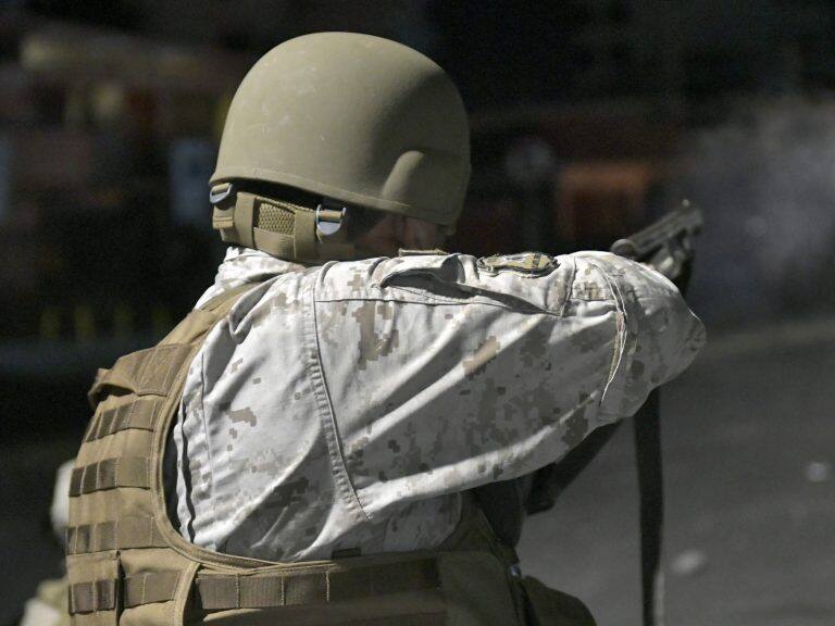 20 de octubre de 2019/IQUIQUEUn contingente de militares de la VI División de Ejército salieron a la calle para sumarse a carabineros y funcionarios de PDI en los enfrentamientos con manifestantes en Iquique.
FOTO: CRISTIAN VIVERO BOORNES/AGENCIAUNO