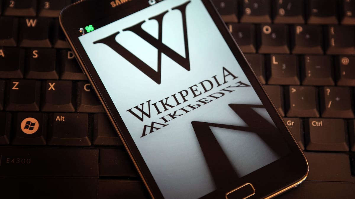 Alerta mundial: agentes de IA “fuera de control” atacan Wikipedia y pone en jaque sus sistemas