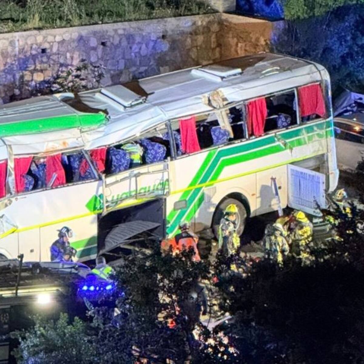 Bomberos relatan complejo rescate tras desbarrancamiento de bus en Valparaíso: cayó sobre otro vehículo