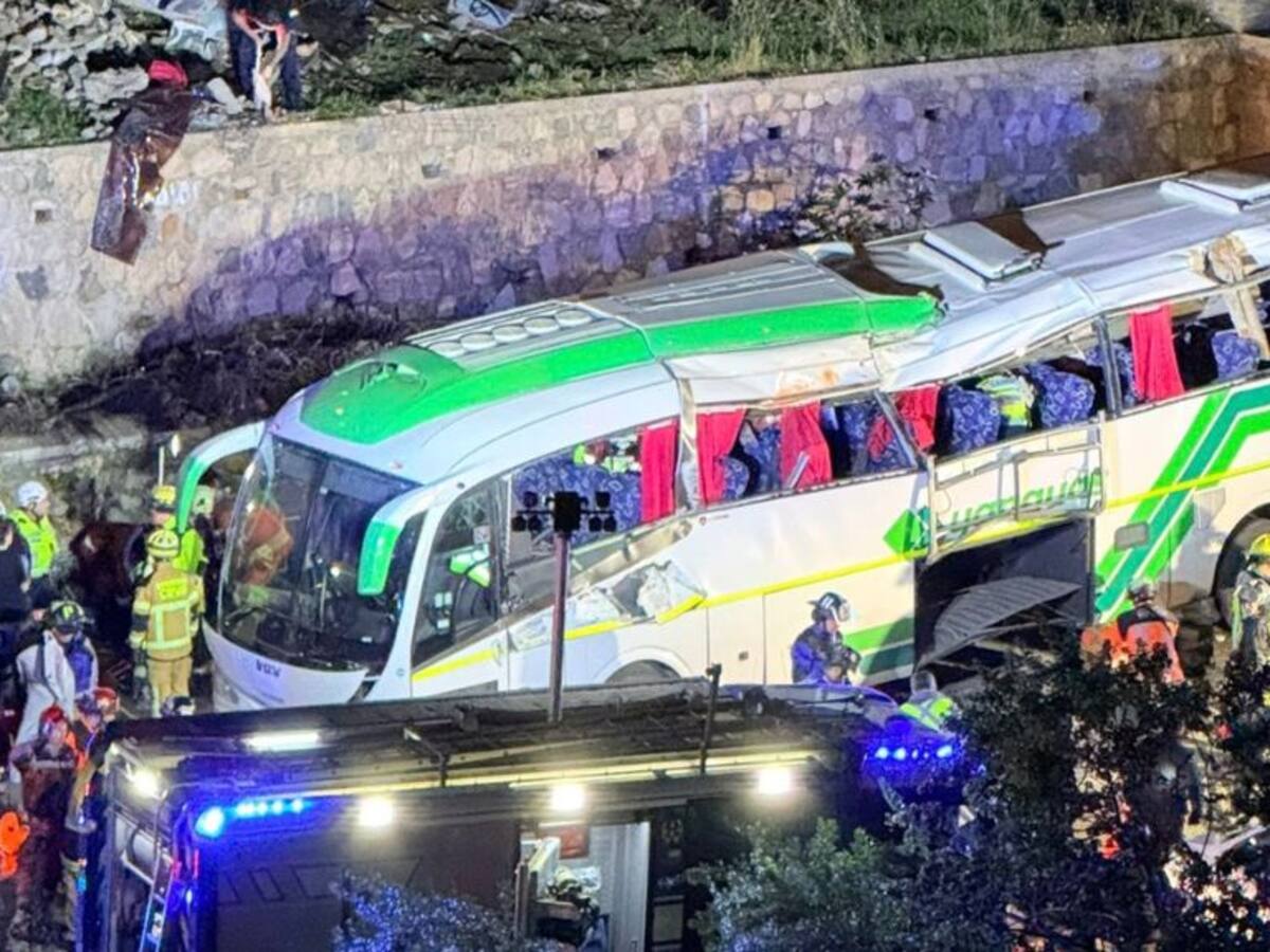 Bomberos relatan complejo rescate tras desbarrancamiento de bus en Valparaíso: cayó sobre otro vehículo