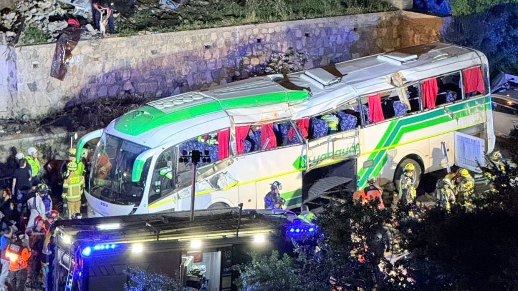 Bomberos relatan complejo rescate tras desbarrancamiento de bus en Valparaíso: cayó sobre otro vehículo
