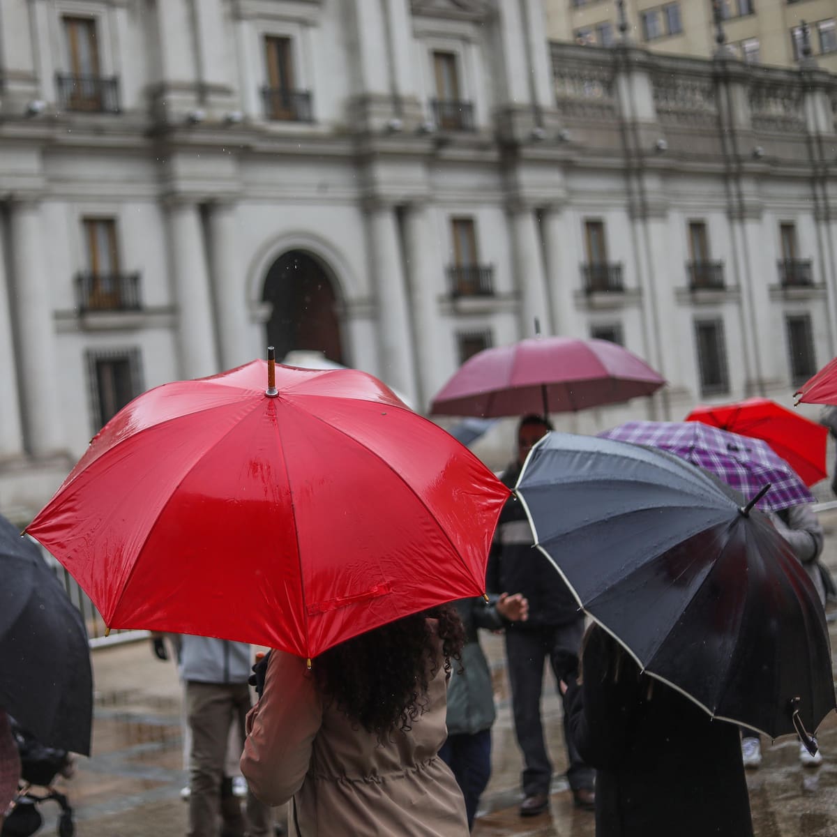 Lluvias y fuertes vientos en Santiago: cuántos milímetros de agua podrían caer y en qué sectores