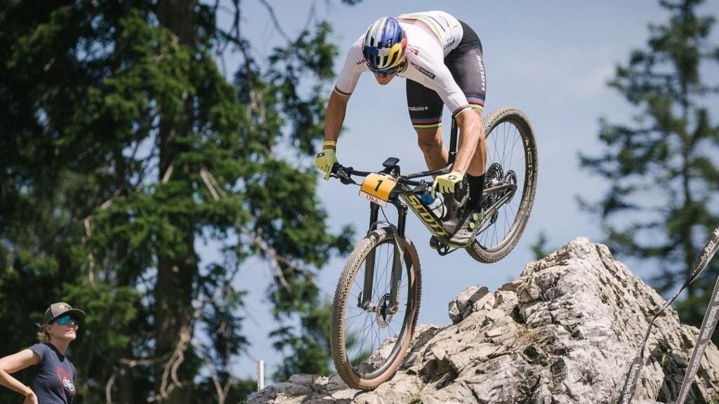 Martín Vidaurre concreta su quinta victoria en cinco fechas de la Copa del Mundo de Mountain Bike Sub-23