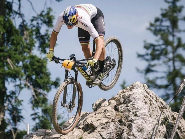 Martín Vidaurre concreta su quinta victoria en cinco fechas de la Copa del Mundo de Mountain Bike Sub-23