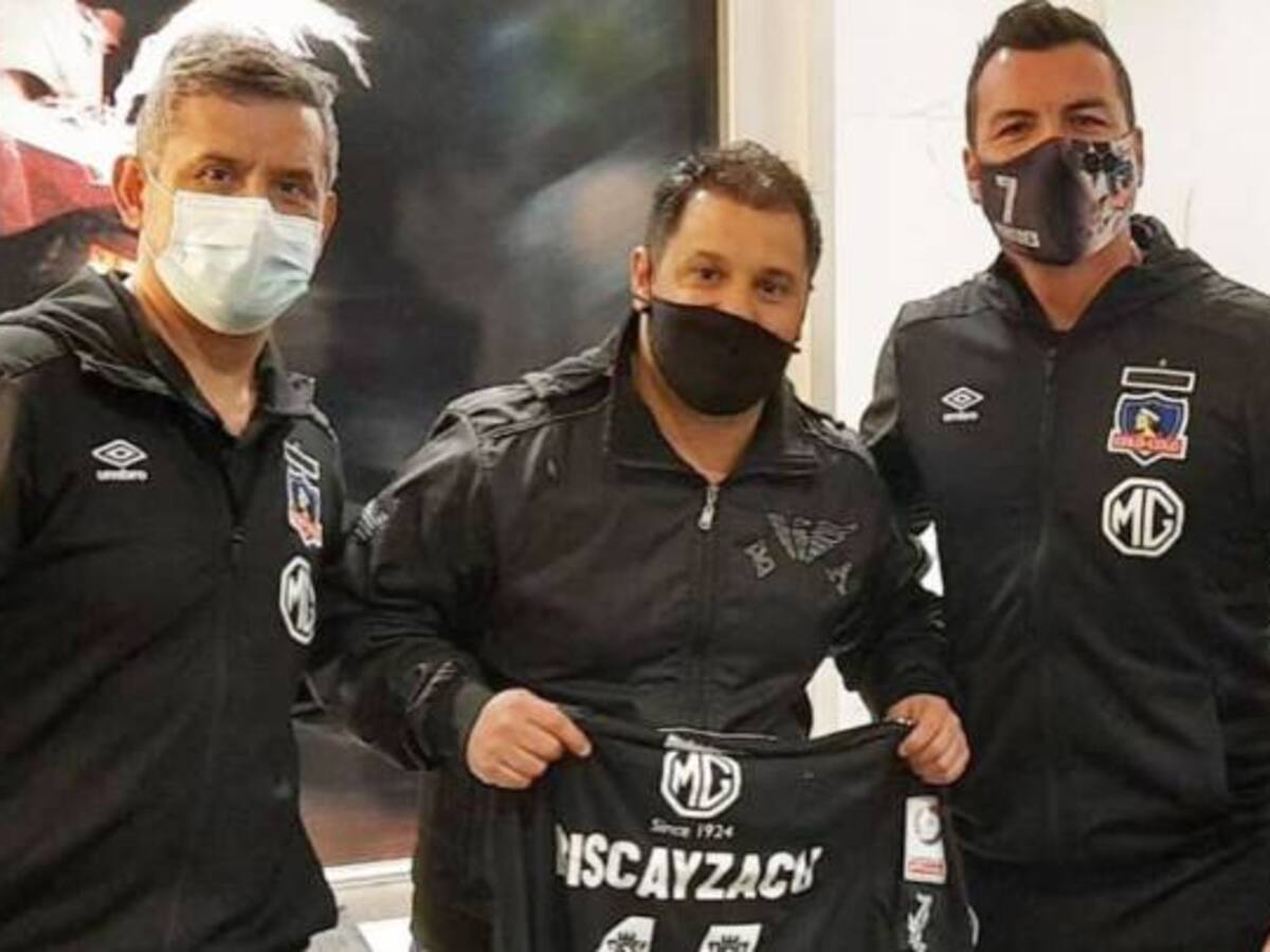 Gustavo Biscayzacú visitó al plantel de Colo Colo en Uruguay cuando Conmebol recomienda «evitar» visitas al hotel