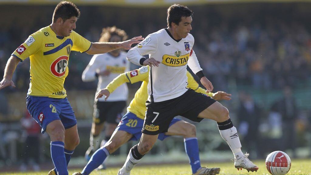 14 de Agosto de 2011/SANTIAGOEsteban Paredes (d) ante la marca de Miguel Aceval (i9 durante el partido válido por la Tercera Fecha Clausura - Campeonato Nacional 2011 disputado entre Universidad de Concepcion jugado en el estadio Municipal penquista
FOTO:MARIO DAVILA/AGENCIAUNO.