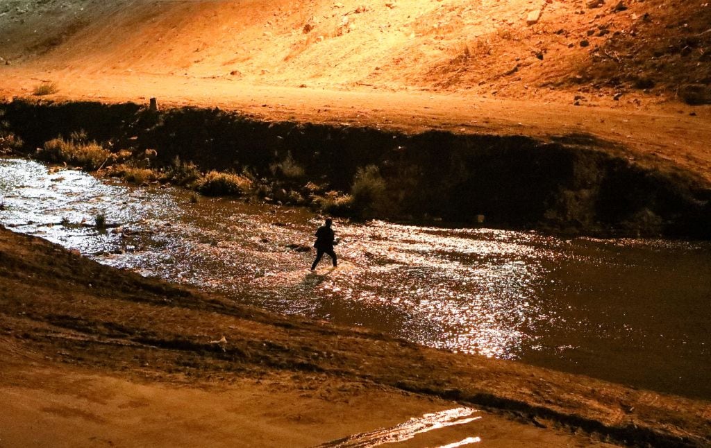 Un migrante cruza el Río Bravo buscando llegar a El Paso en Estados Unidos
