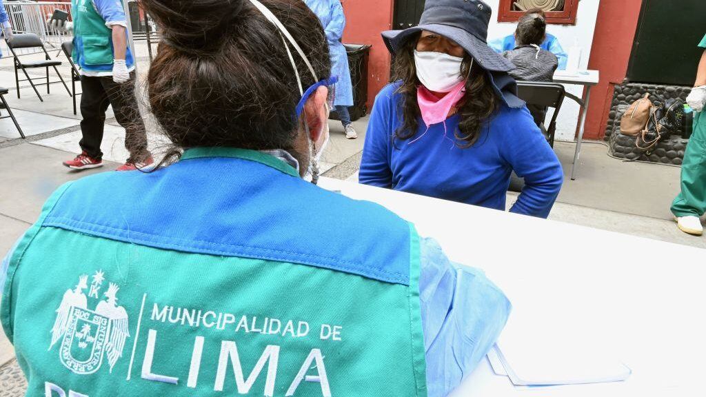 A homeless woman speaks to a municipal worker at a shelter set up at the bicentennial Acho Bullring in Lima during the novel coronavirus, COVID-19, pandemic, on March 31, 2020. - Located in the populous district of Rimac, near the historic centre of the Peruvian capital, the shelter is expected to give temporary home to up to 150 people. (Photo by Cris BOURONCLE / AFP) (Photo by CRIS BOURONCLE/AFP via Getty Images)