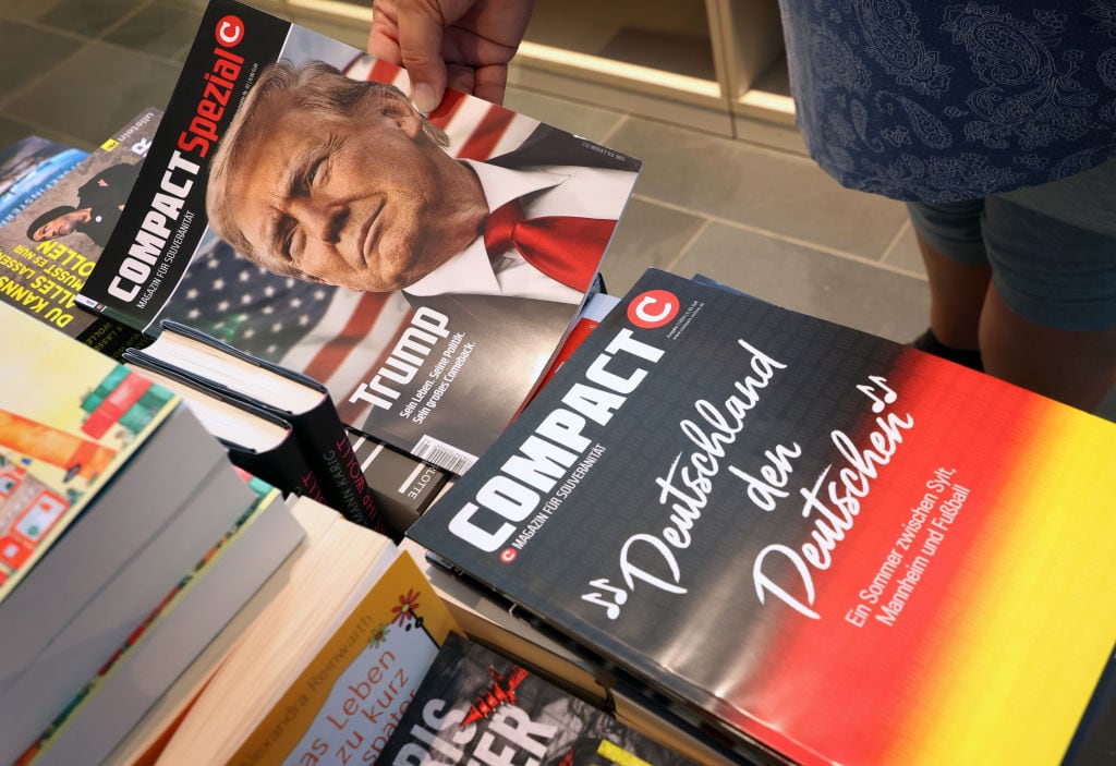 Gobierno de Alemania prohíbe la publicación de la revista Compact por difundir ideas de la extrema derecha.