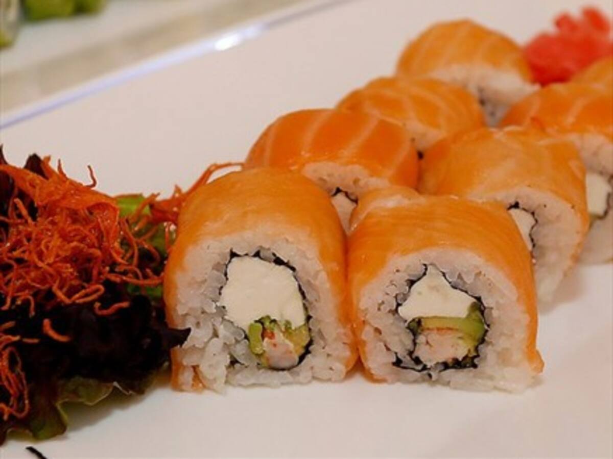 Restaurantes de sushi suben sus precios por alza en el costo del salmón
