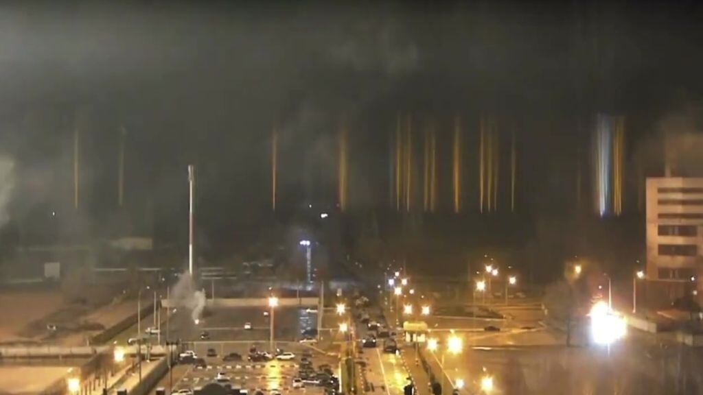 Humo se observa en la planta nuclear de Zaporiyia