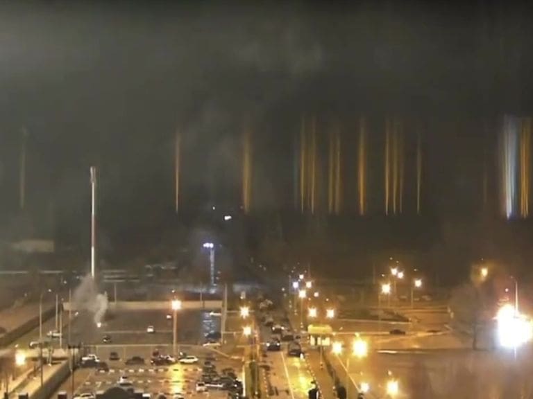 Humo se observa en la planta nuclear de Zaporiyia