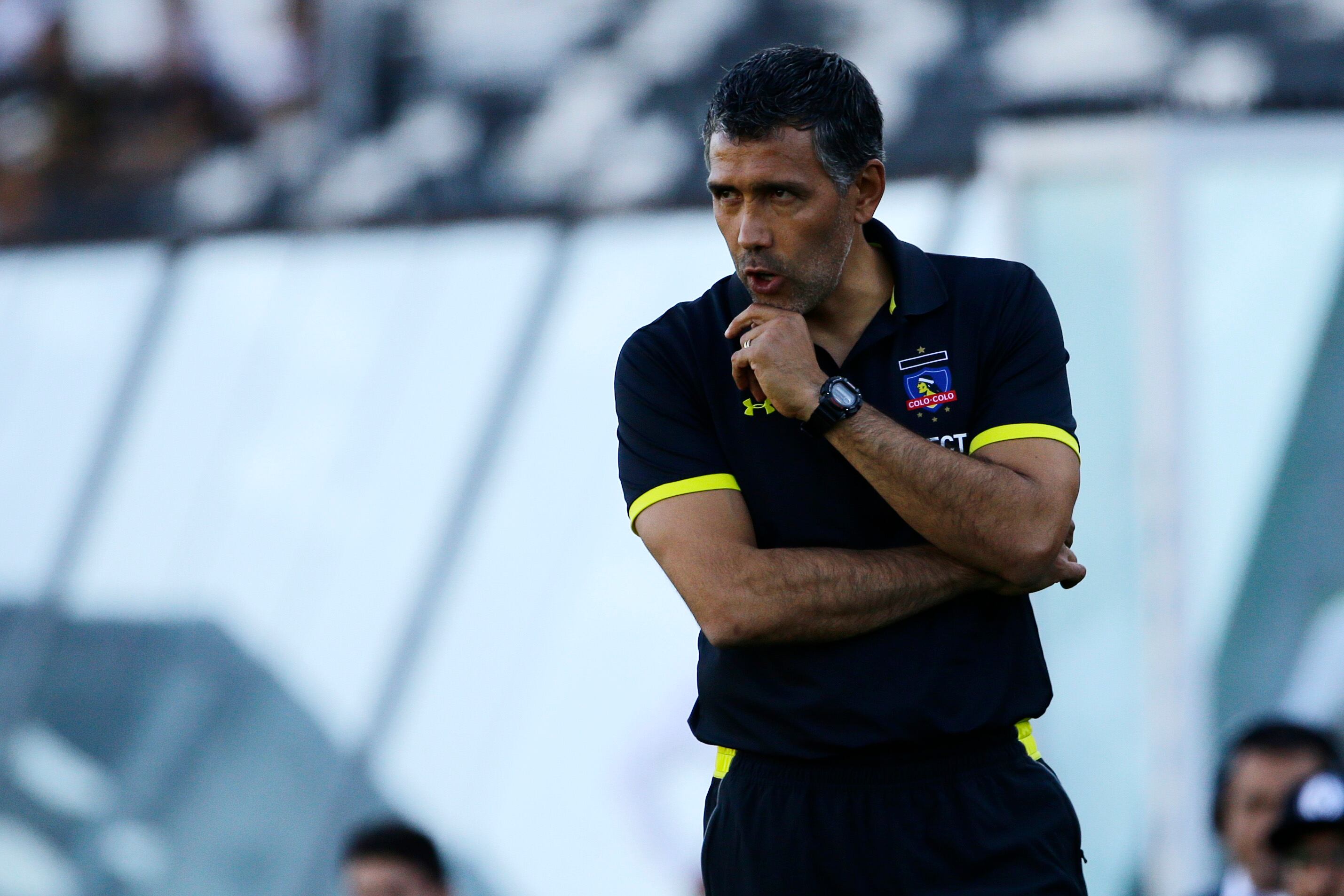 27 DE FEBRERO de 2016 /SANTIAGO El ayudante de campo, Pedro Reyes, da instrucciones a sus jugadores, durante el Partido valido por la septima fecha del Campeonato SCOTIABANK clausura 2015-2016 entre Colo Colo vs San Luis, jugado en el Estadio Monumental FOTO : OSVALDO VILLARROEL/ AGENCIAUNO