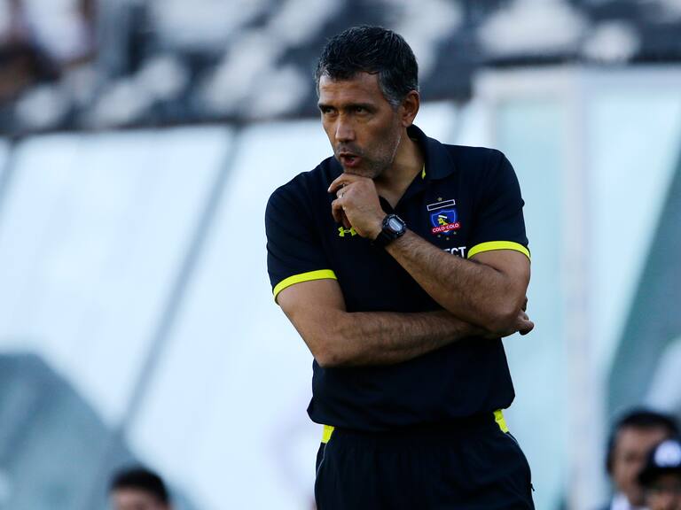 27 DE FEBRERO de 2016 /SANTIAGO El ayudante de campo, Pedro Reyes, da instrucciones a sus jugadores, durante el Partido valido por la septima fecha del Campeonato SCOTIABANK clausura 2015-2016 entre Colo Colo vs San Luis, jugado en el Estadio Monumental FOTO : OSVALDO VILLARROEL/ AGENCIAUNO