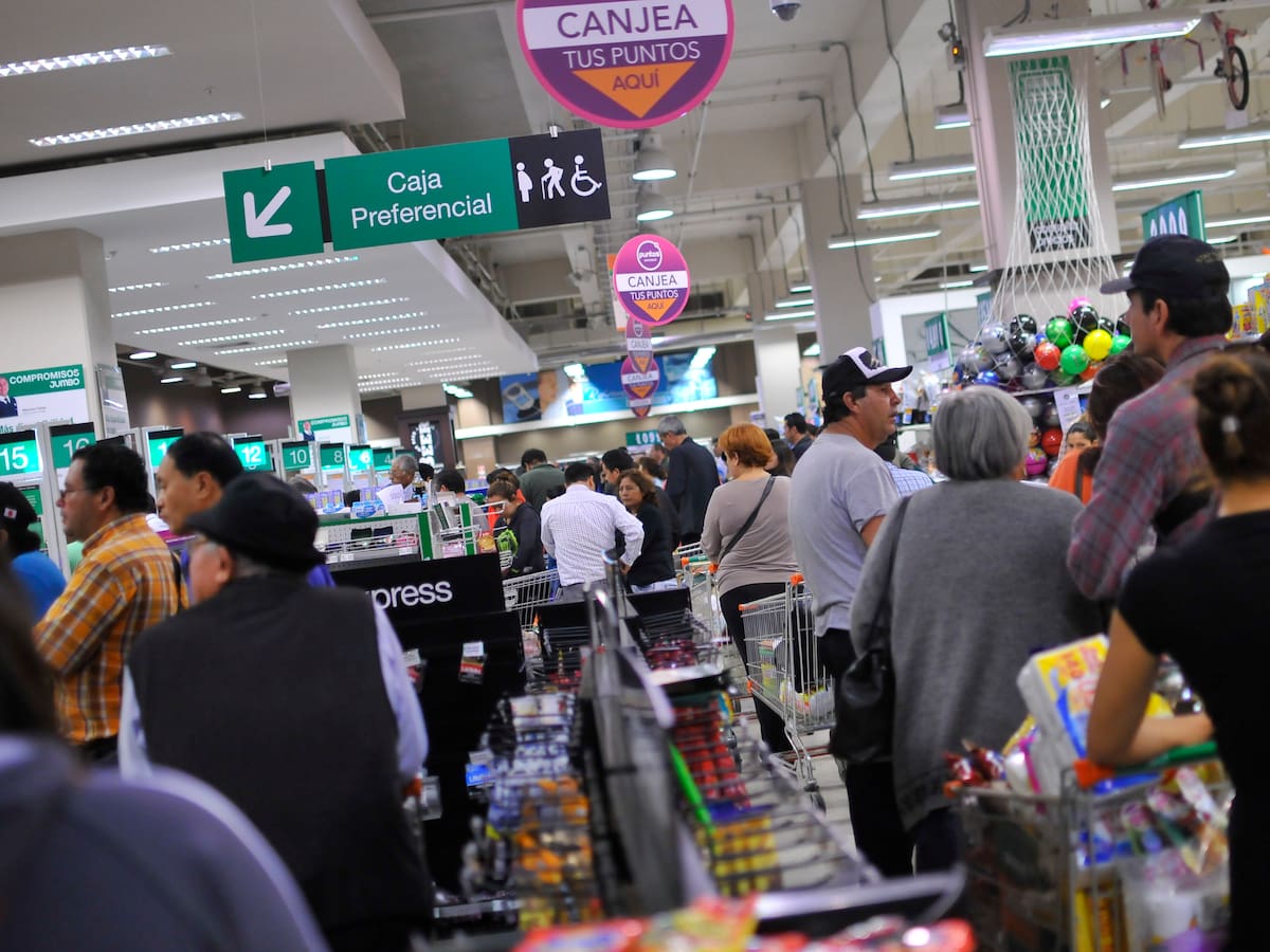 Gigante del retail chileno vende 54 de sus supermercados: esto pasará con los locales de ahora en adelante