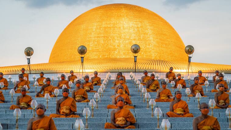 Monjes meditando en la ceremonia de celebración del Día de la Madre Tierra en Tailandia, 22 de abril del 2022.