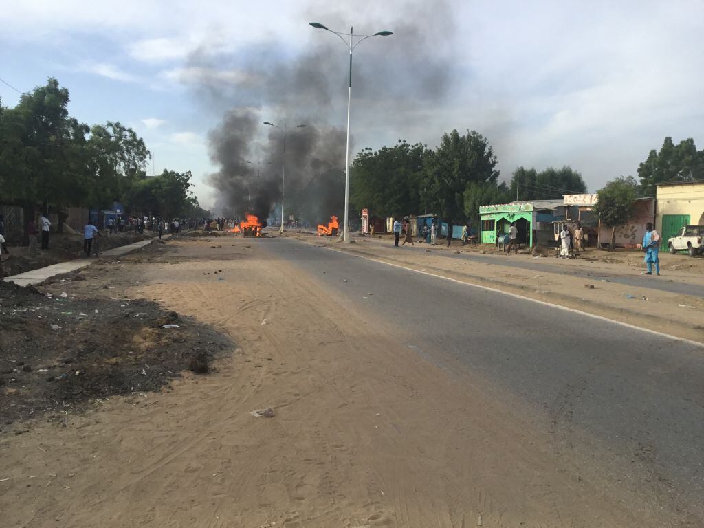 Barricadas en las protestas contra el régimen militar en las calles de Chad