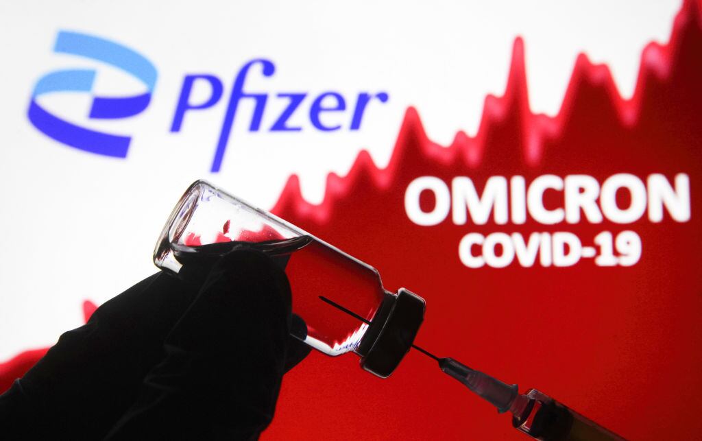 Imagen ilustrativa de la vacuna de Pfizer/BioNTech y la variante ómicron