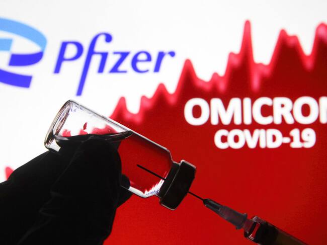 Imagen ilustrativa de la vacuna de Pfizer/BioNTech y la variante ómicron
