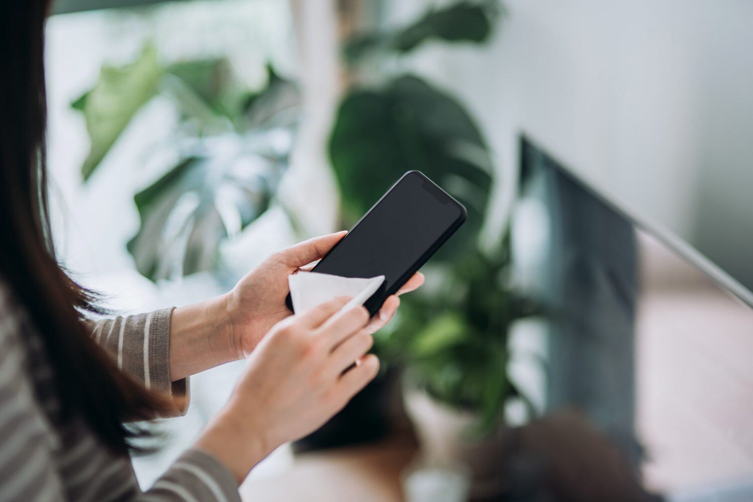 ¿Puede la pantalla de un celular tener covid como su dueño? sí