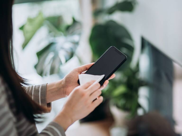 ¿Puede la pantalla de un celular tener covid como su dueño? sí