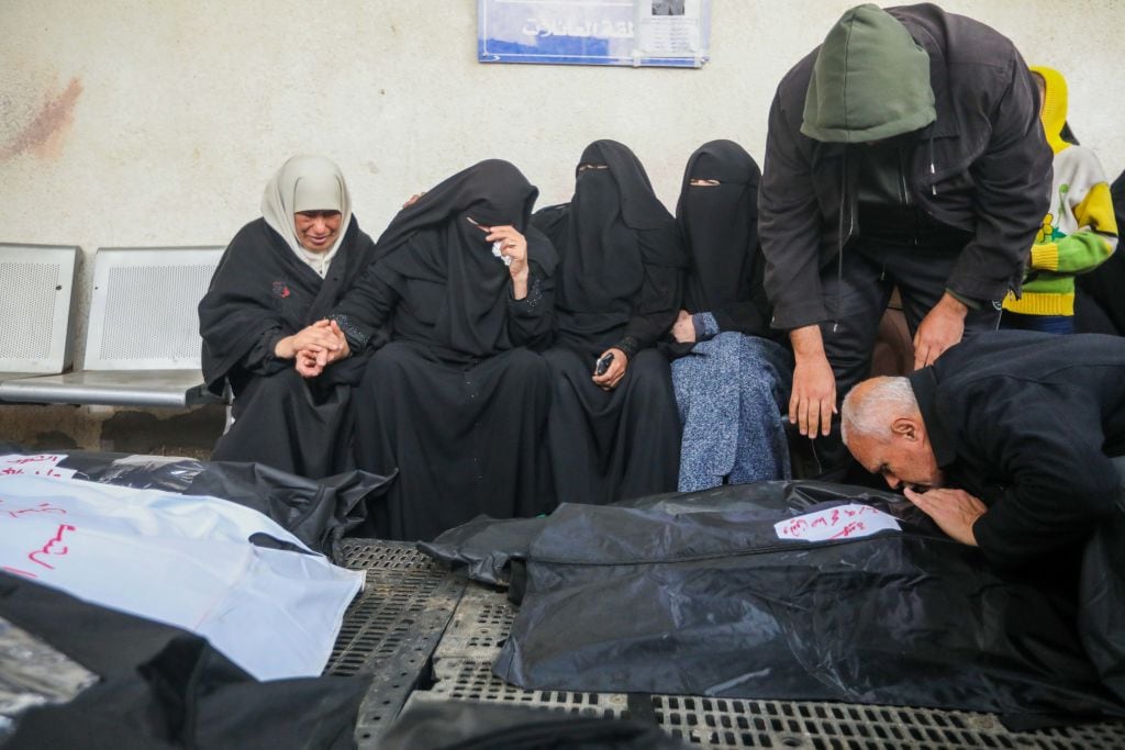 Familias palestinas lloran a sus muertos, los que dejan los ataques aéreos de Israel sobre las diferentes zonas de la Franja de Gaza, en el territorio de Palestina.