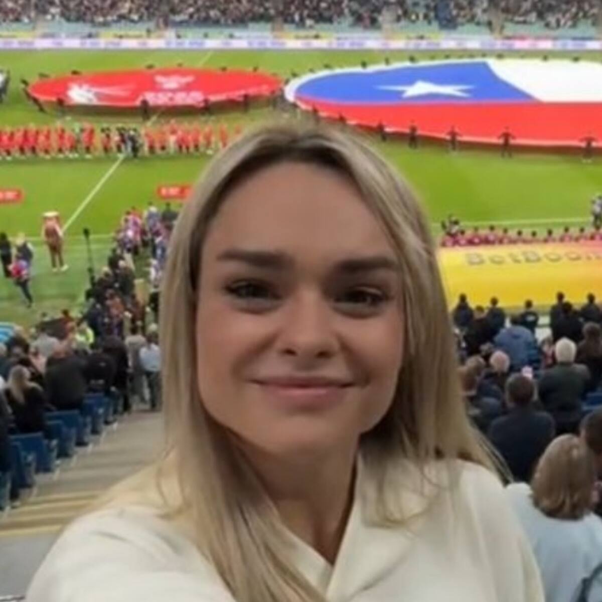 Se hizo viral por La Roja, vino a Chile y vivió tenso episodio: “Es la primera vez que me pasa algo así”
