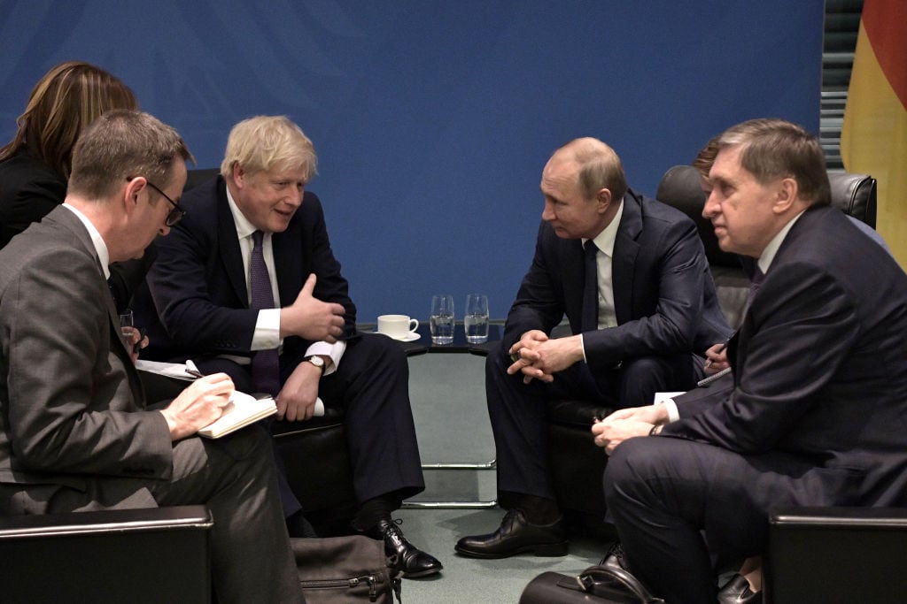 Boris Johnson y Vladimir Putin durante una reunión de potencias en Berlín