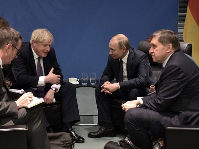 Boris Johnson y Vladimir Putin durante una reunión de potencias en Berlín