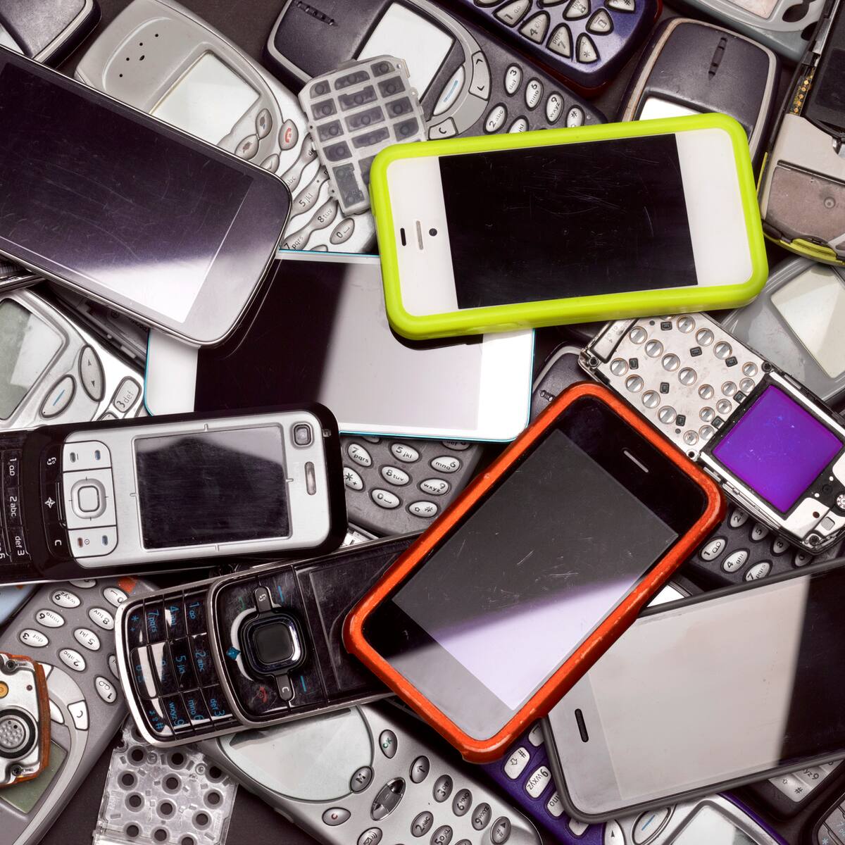 ¿Guardas tus celulares viejos en casa? Estos son los peligros desconocidos a los que te puedes exponer