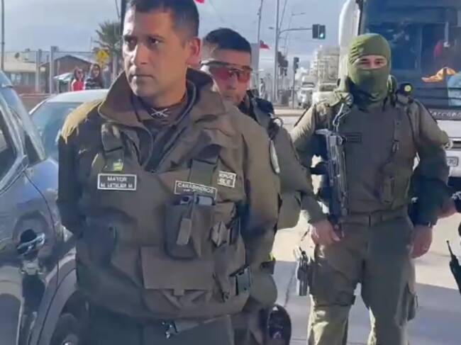 Detienen a exseremi de Salud tras ser sorprendido usando uniforme similar al de Carabineros