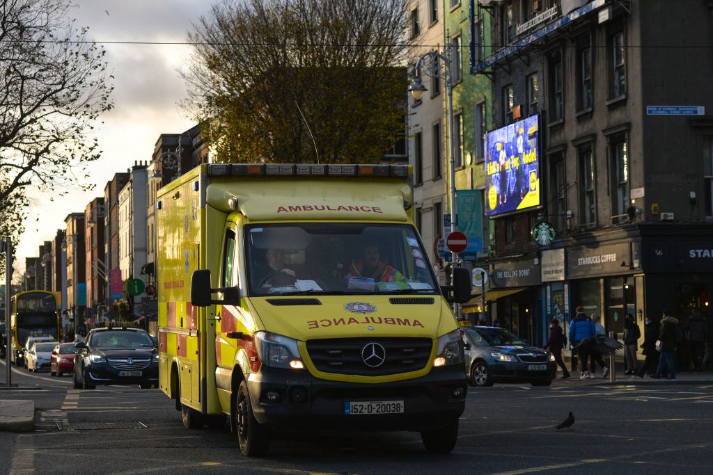 Ambulancia transporta a paciente Covid-19 en Dublín