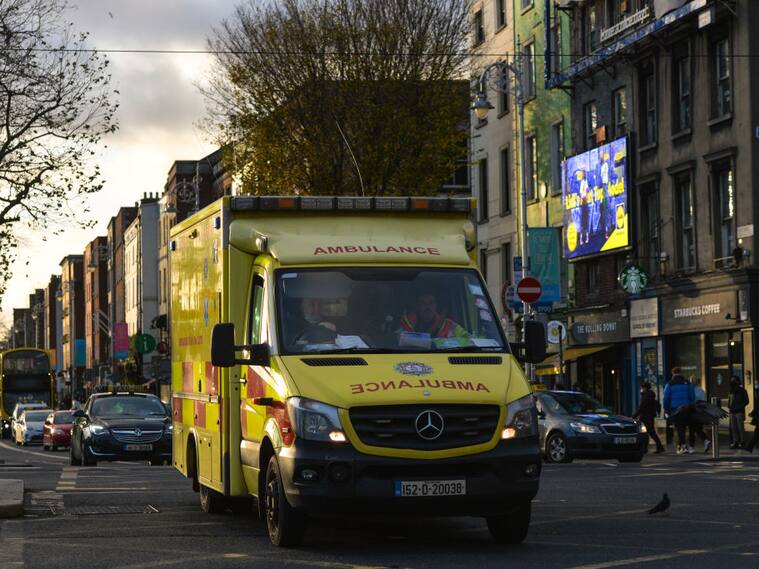 Ambulancia transporta a paciente Covid-19 en Dublín