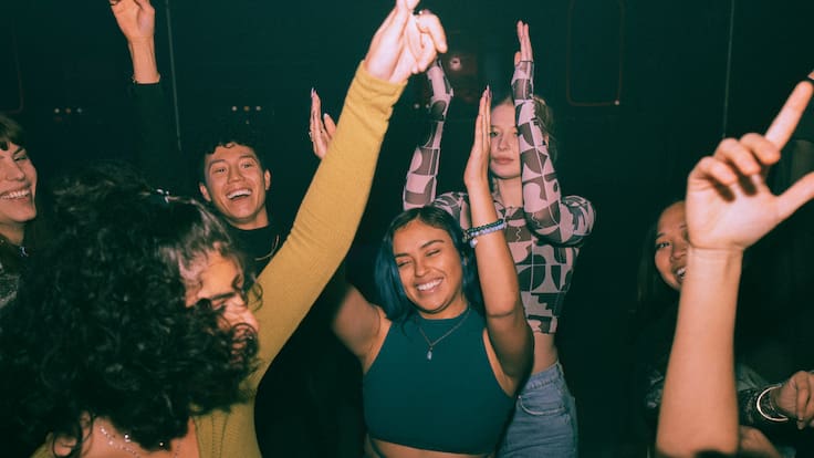 Lo que haces al irte de las fiestas podría decir más de lo que crees sobre tu salud mental, según estudio