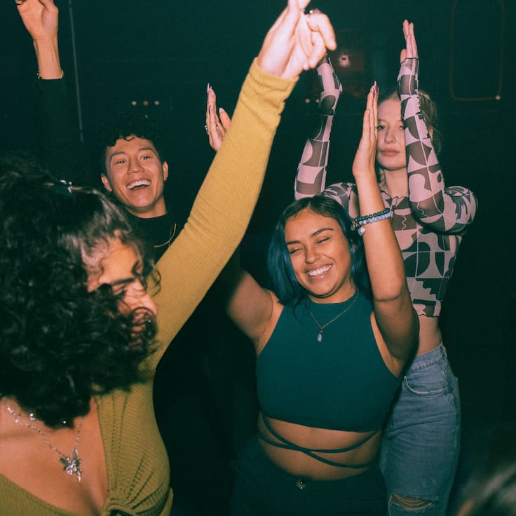 Lo que haces al irte de las fiestas podría decir más de lo que crees sobre tu salud mental, según estudio
