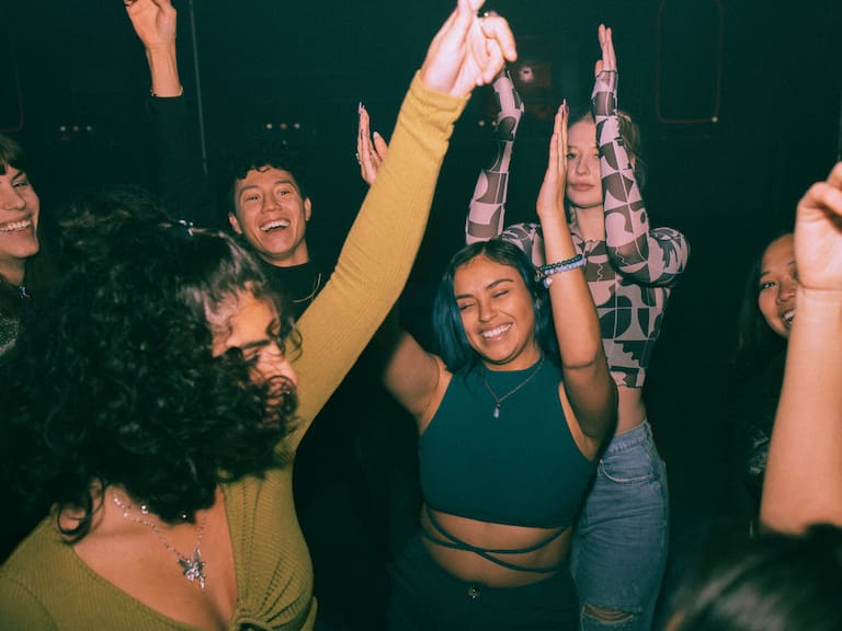 Lo que haces al irte de las fiestas podría decir más de lo que crees sobre tu salud mental, según estudio