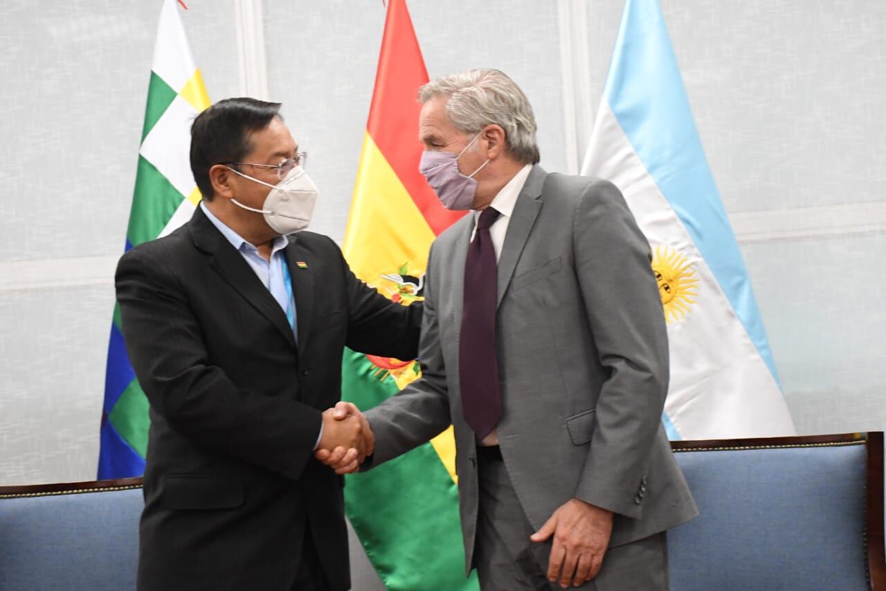 Luis Arce recibe a Felipe Solá en La Paz