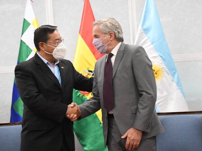 Luis Arce recibe a Felipe Solá en La Paz