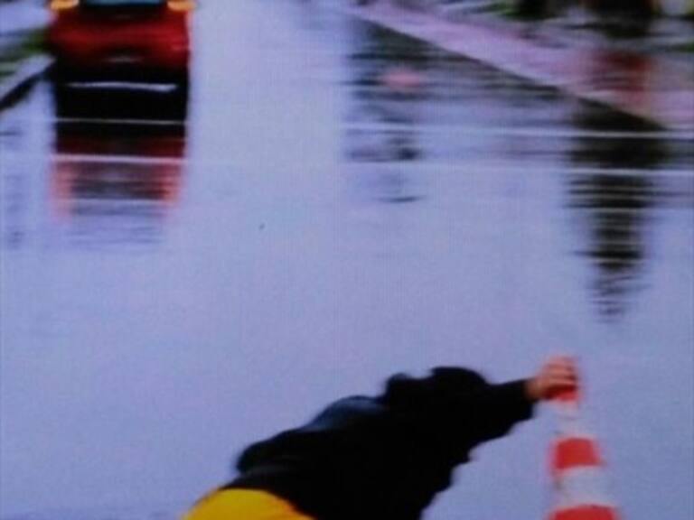 Alcalde de la Vega casi se cae dentro del alcantarillado